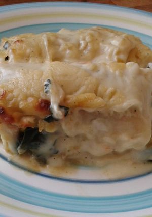 Una foto de Lasaña de espinaca, mix de verduras, pollo y queso de cabra