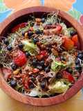 Ensalada verde con fresas, arándanos y granola salada