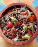 Ensalada verde con fresas, arándanos y granola salada