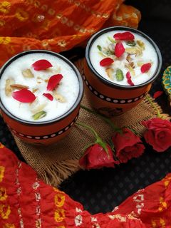 क्रिमी लस्सी (creamy lassi recipe in marathi) रेसिपी चे मुख्य फोटो