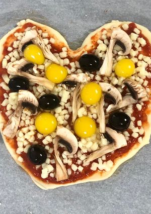 Une photo de Pizza cœur avec œufs de caille