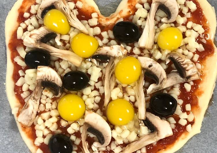 Pizza cœur avec œufs de caille