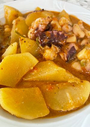 Una foto de Sepia y Pulpo Estofados con Patatas 🥔