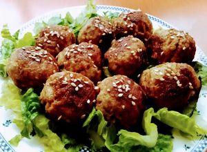 Una foto de Tsukune de res (Albóndigas dulces estilo Japonés)
