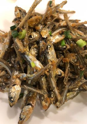Hình của món Cá cơm khô và miso.