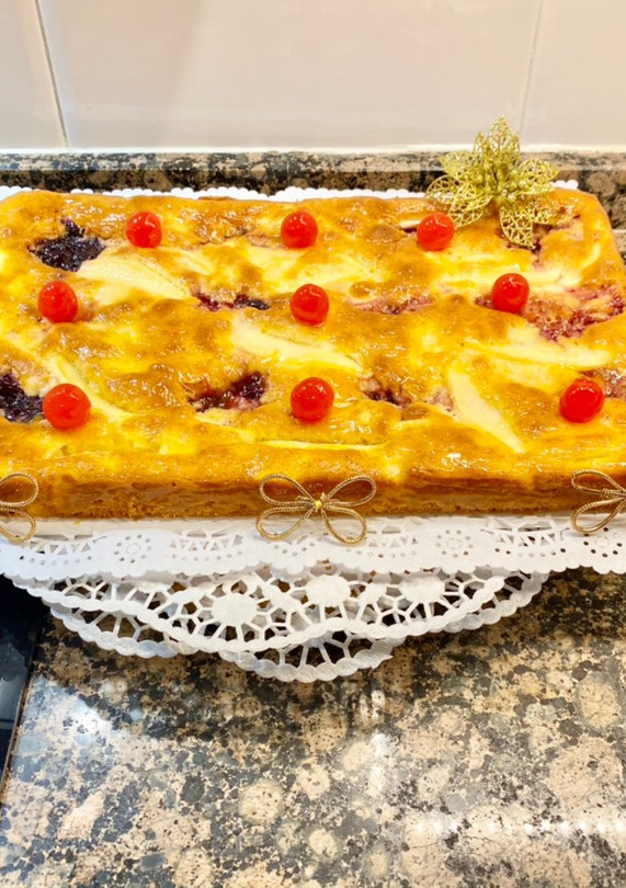 Una foto de Tarta de manzana rellena con mermelada de cerezas