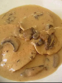 Una foto de Filetes de pechuga de pollo a la crema de champiñones