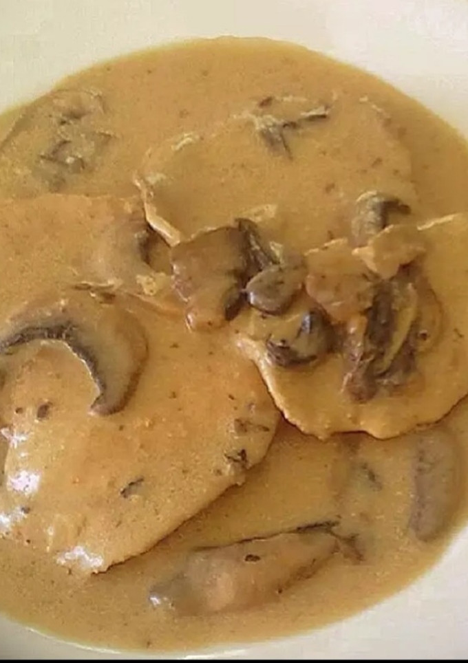 Una foto de Filetes de pechuga de pollo a la crema de champiñones
