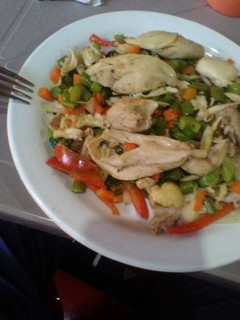 Una foto de Pollo frito con verduras