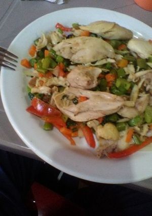 Una foto de Pollo frito con verduras