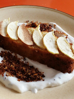 Una foto de Bizcocho de naranja con yogur de stracciatella y fruta seca