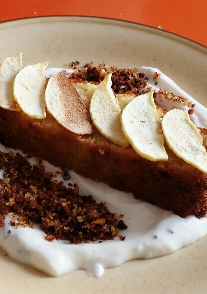 Una foto de Bizcocho de naranja con yogur de stracciatella y fruta seca