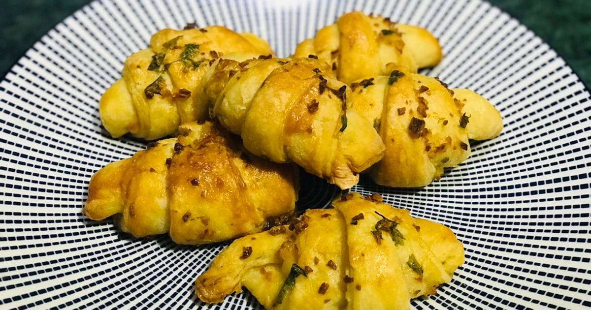 Garlic Croissant Recipe by Zobia Sajjad - Cookpad