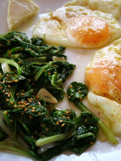 Una foto de Huevos fritos con acelga salteada y quesitos