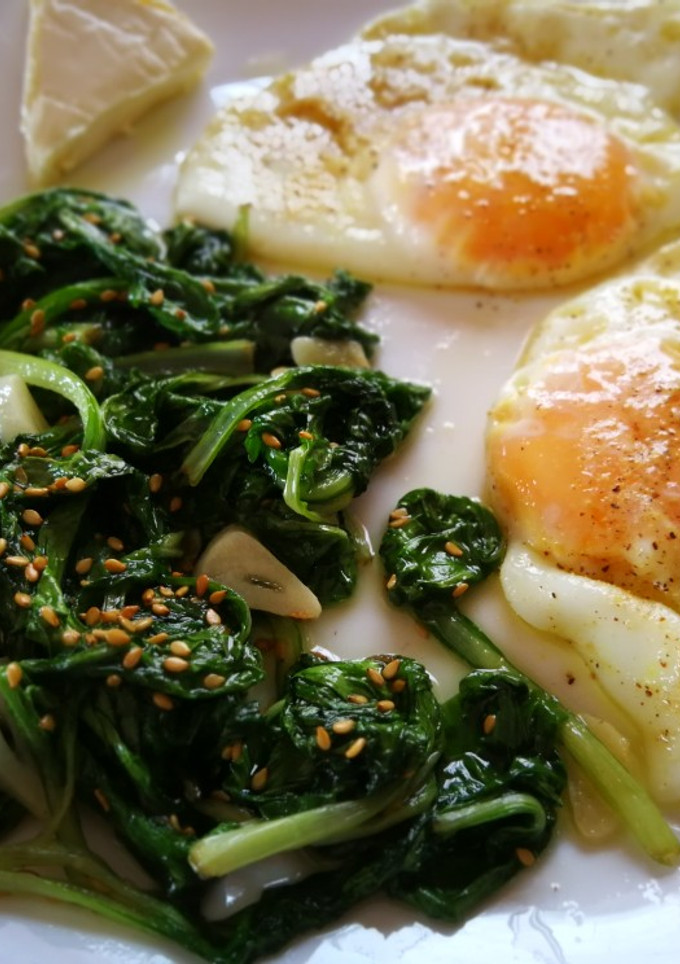 Una foto de Huevos fritos con acelga salteada y quesitos