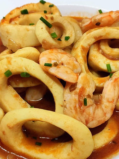 Una foto de Calamares en salsa
