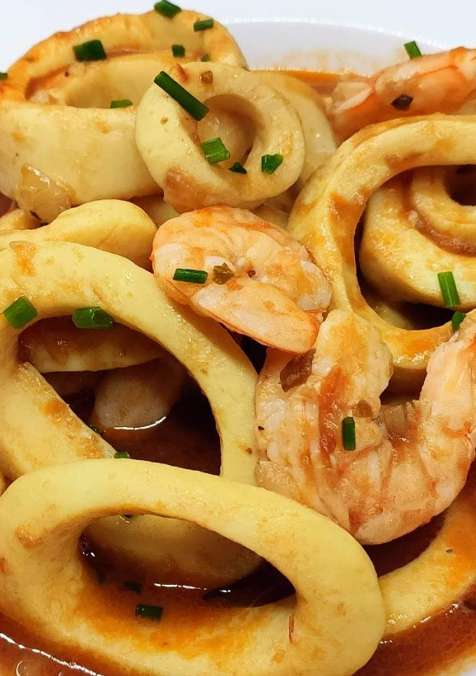 Una foto de Calamares en salsa