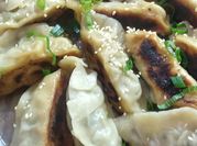 Una foto de gyoza cerdo