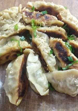 Una foto de Gyoza (empanadas japonesas de cerdo al vapor)