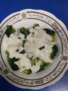 Una foto de Brócoli con salsa de yogurt al ajo