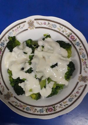 Una foto de Brócoli con salsa de yogurt al ajo