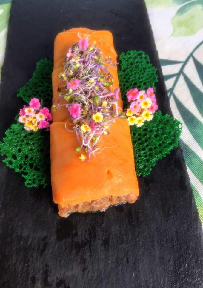 Una foto de Canelón de boniato relleno de carrilleras con setas al Pedro Ximénez
