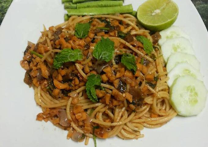 Recipe of Speedy Thai Style LARB Spaghetti with Mushroom and Sausages