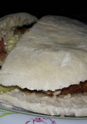 Una foto de Sándwich de suprema de pollo en pan árabe (Todo Casero)