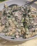 Pasta corta con champiñones y jamón