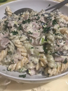Una foto de Pasta corta con champiñones y jamón