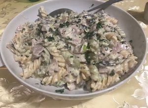 Una foto de Pasta corta con champiñones y jamón