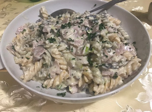 Una foto de Pasta corta con champiñones y jamón