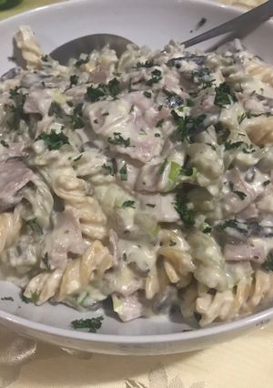Una foto de Pasta corta con champiñones y jamón
