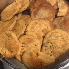 A picture of Baked multigrain methi mathri.