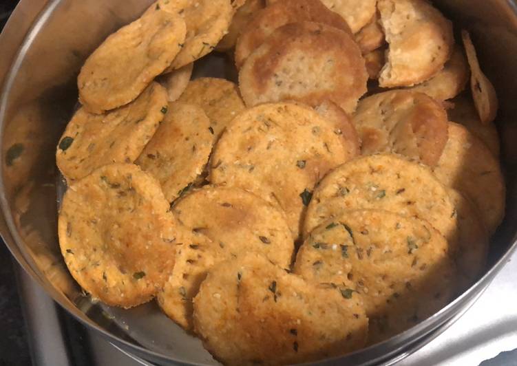 Baked multigrain methi mathri