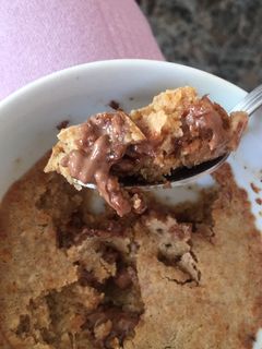 Una foto de Mug cake de masa de galletas fit