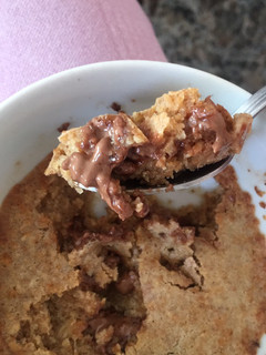 Una foto de Mug cake de masa de galletas fit