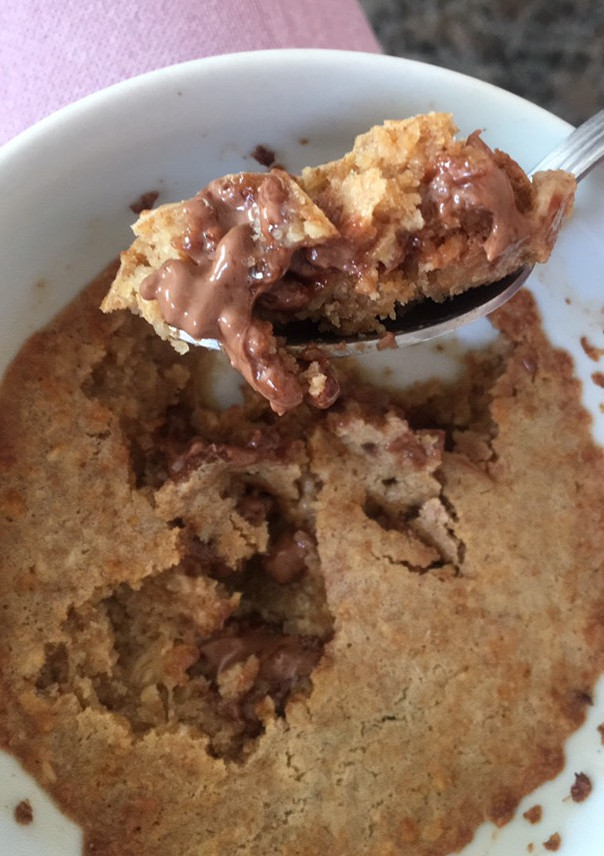 Una foto de Mug cake de masa de galletas fit