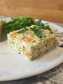 Una foto de Tartar de aguacate y palitos