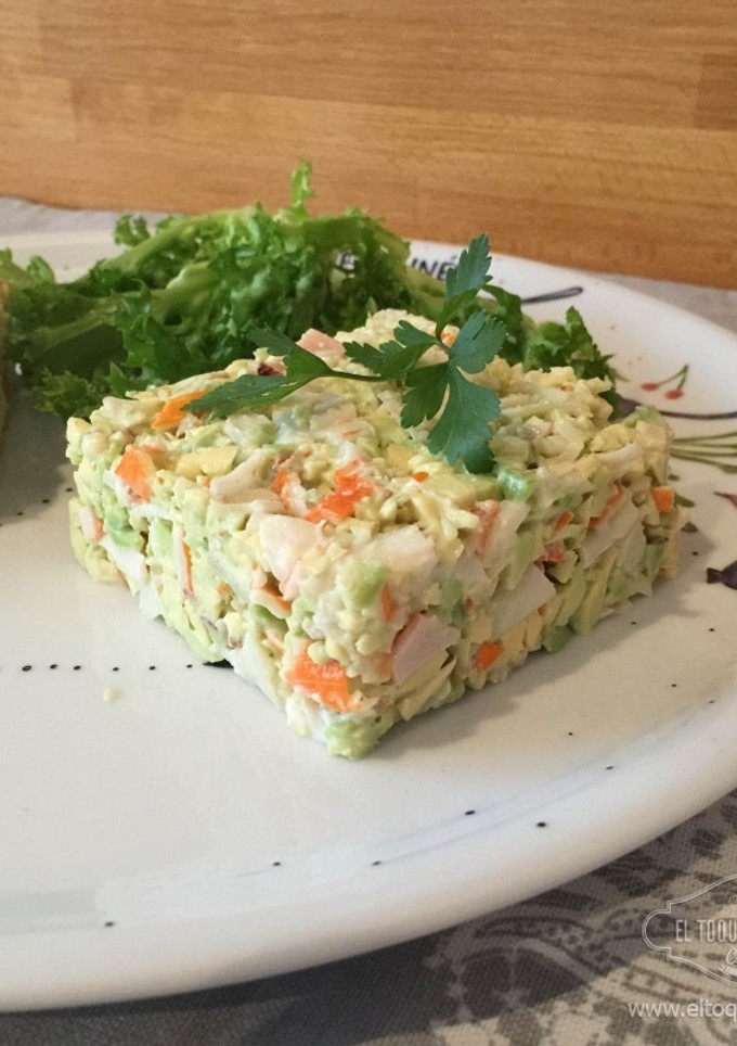 Una foto de Tartar de aguacate y palitos
