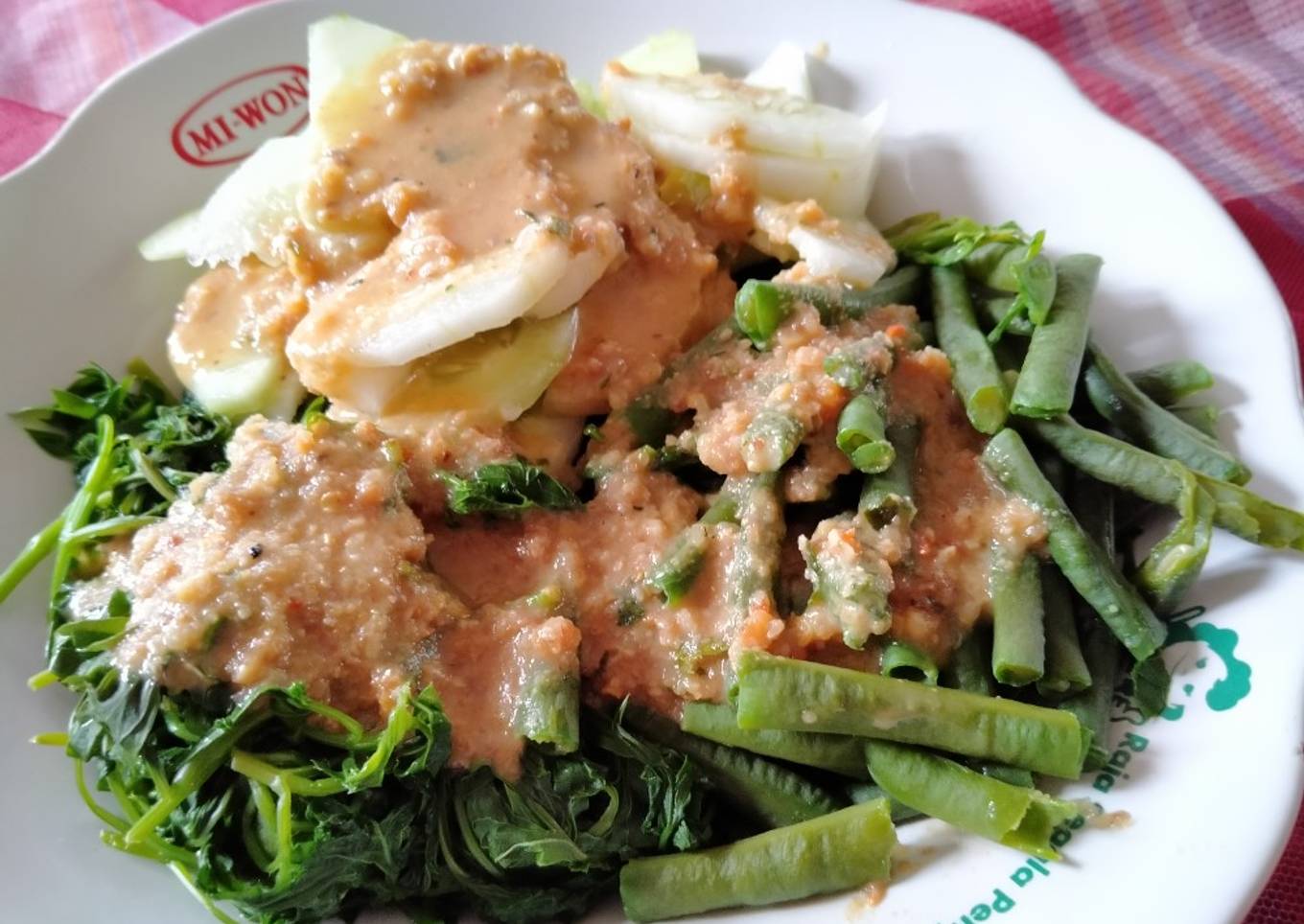 Pecel Sayur (Kenikir, Kacang Panjang, Timun)