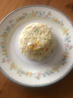 Una foto de Ensalada de arroz con surimi