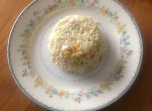 Una foto de Ensalada de arroz con surimi