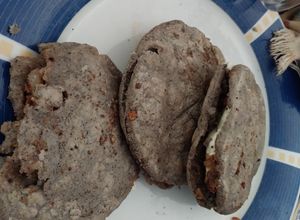 Una foto de Gorditas Rellenas de Carnitas y Queso de hebra. Al estilo de mamá Lala