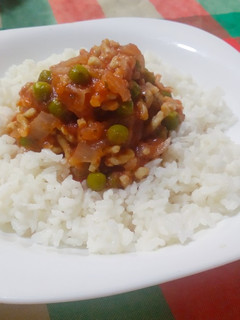 Una foto de Arroz blanco con salsa de tomate (todo) al microondas