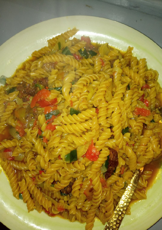 A picture of Jollof macaroni en minced chicken.