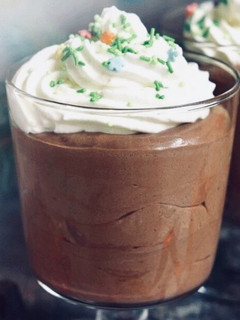 Una foto de Mousse navideño de chocolate