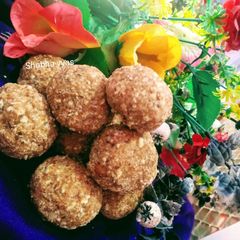 A picture of Urad dal laddu.