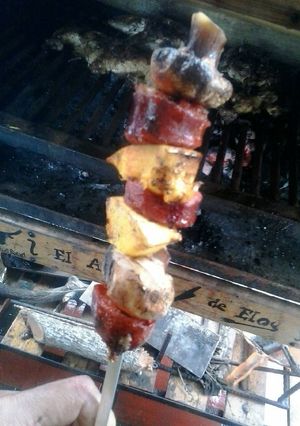 Una foto de Espetada de chorizo, champiñones y mango