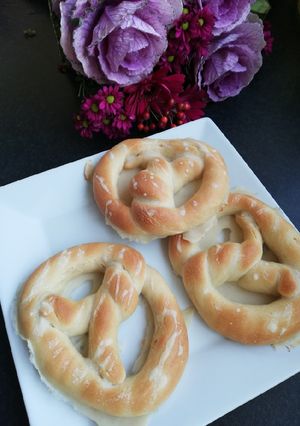 Tej- és tojásmentes sós perec 🥨 recept fotója